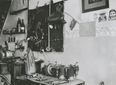 874843 Interieur van een motorwerkplaats op een onbekende locatie te Utrecht, die met een vriend bezocht wordt door ...